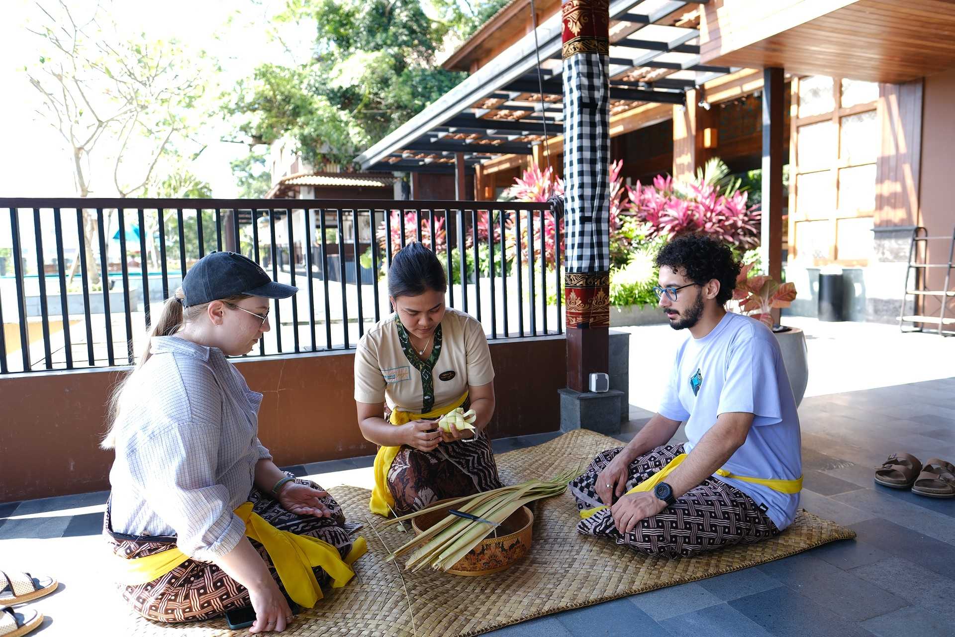 MVU_Making Ketupat.JPG_compressed.JPEG