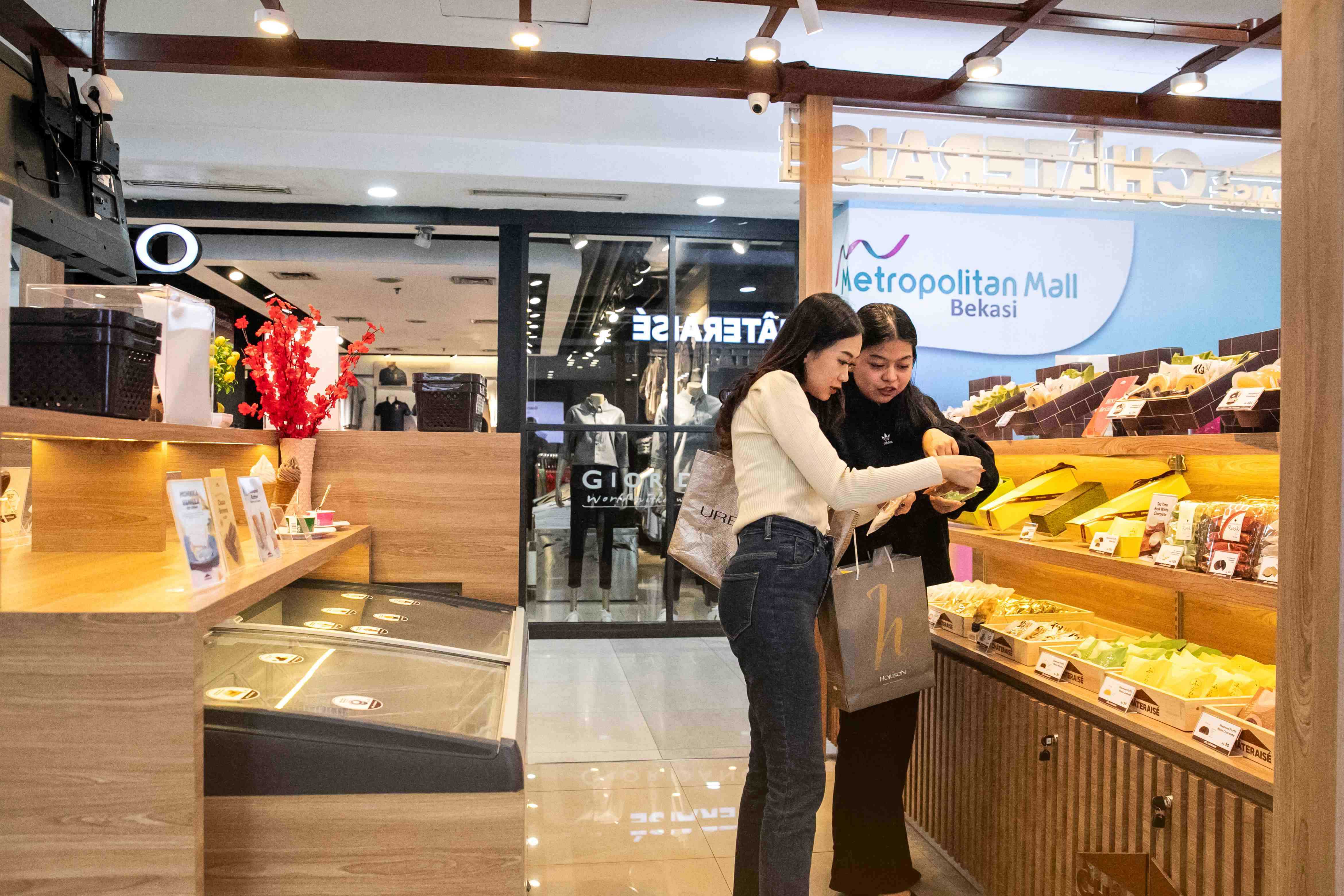 Shopping mall 2-.jpg